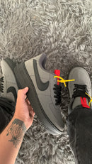 Tênis Cinza com Swoosh Preto e Detalhe Vermelho