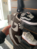 Tênis Casual Branco com Detalhes Marrons
